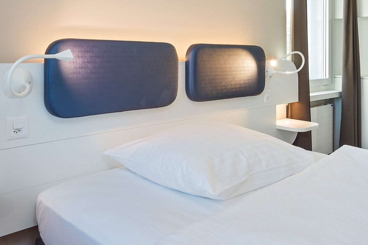 Einzelbett mit Kopfhaupt und Lampen