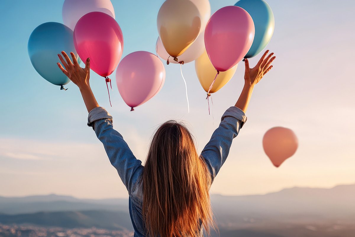 Frau mit fliegenden Luftballons